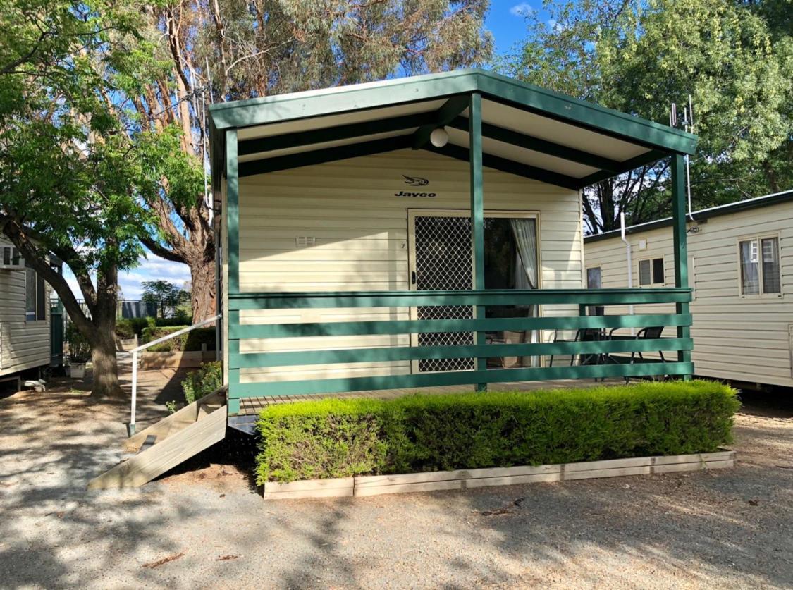 Tatura Cabin & Caravan Park Екстер'єр фото